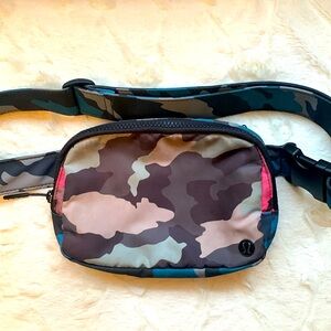 Lululemon Everywhere Belt Bag 1L